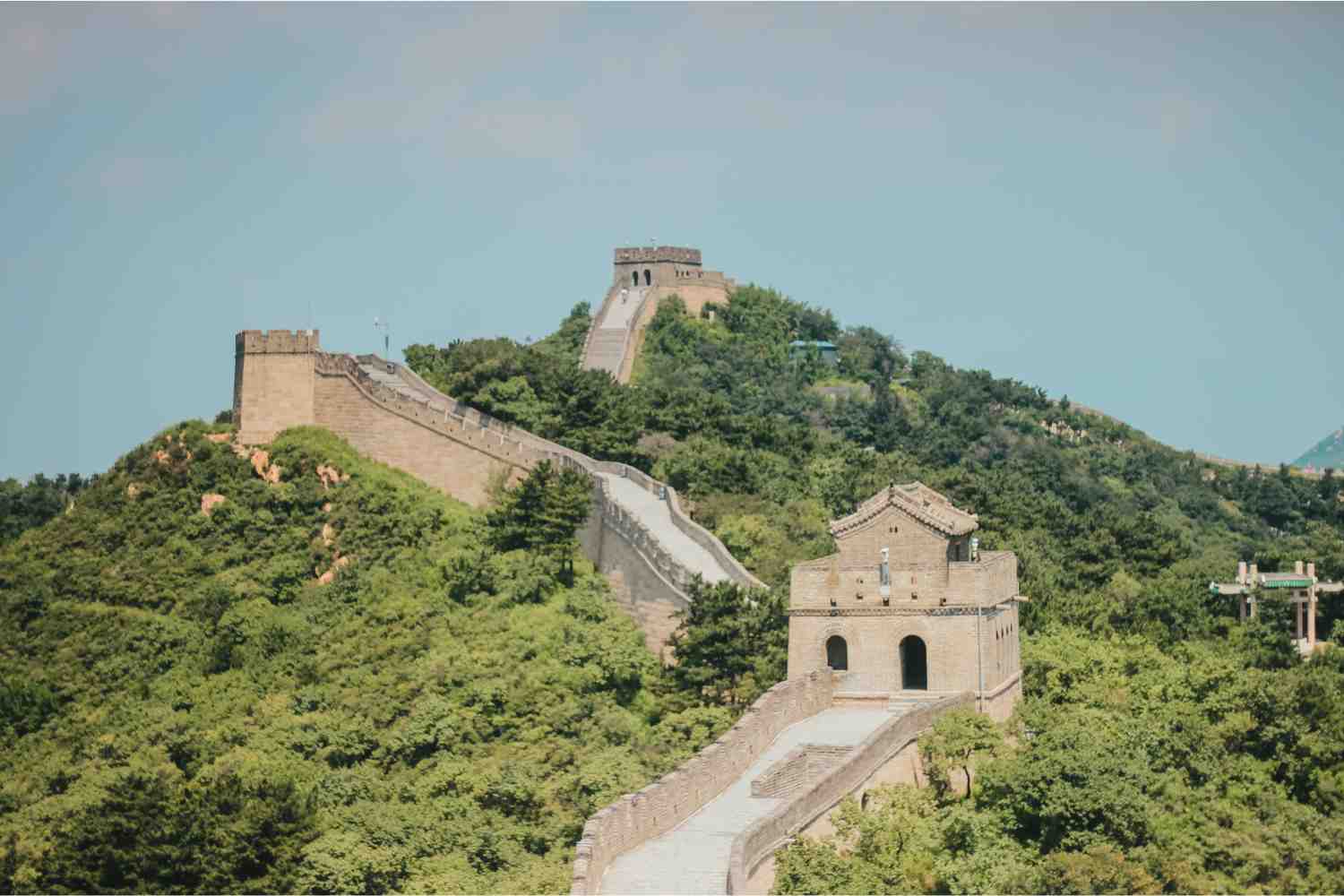 Visiter la Grande Muraille pendant un voyage en Chine.
